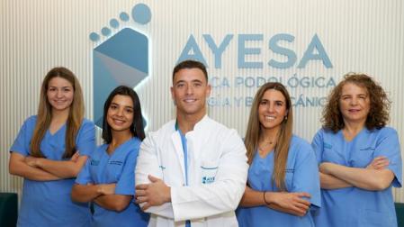 Javier Ayesa, responsable de Clínica Podológica Ayesa, junto con su equipo de profesionales