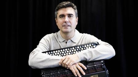 El acordeonista Iñaki Alberdi actúa hoy en Civican junto a un quinteto de músicos de la OSN.