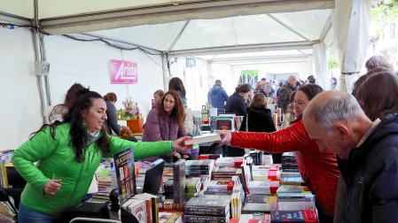 Si la lluvia no fue impedimento, la tarde despejada y soleada de este martes animó aún más al público a pasar por los estands de la avenida Carlos III de Pamplona