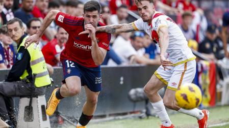 Jesús Areso, en una arrancada clásica para desbordar a su par, en este caso el rayista Chavarría en la pasada jornada en Vallecas