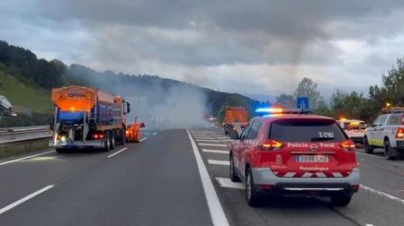 Vídeo del incendio de un camión en la A-15 entre Zizur y Landaben