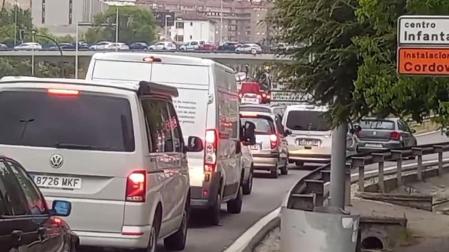 Vídeo de las retenciones en Pamplona provocadas por el incendio de un camión en la A-15