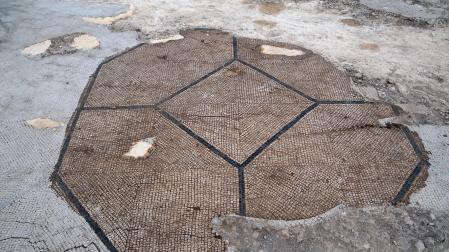 Detalle de uno de los mosaicos geométricos del yacimiento arqueológico romano Campo de Arlas de Peralta