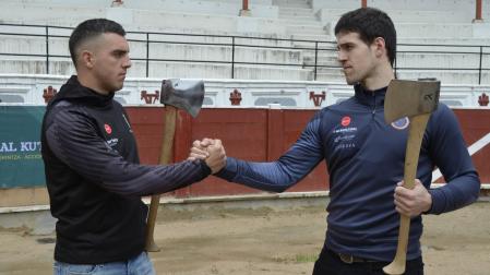 Iker Vicente y Julen Alberdi, en la Plaza de Toros de Tolosa.