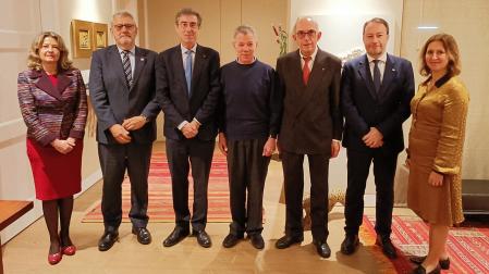 Una imagen del encuentro de los rectores de Campus Iberus con Juan Manuel Santos durante la visita institucional del consorcio realizada en diciembre del año pasado. De izq. a dcha.: Virginia Sánchez López (responsable de la Fundación Campus Iberus Colombia), José Antonio Mayoral (rector de la Universidad de Zaragoza), Jaume Puy Llorens (rector de la Universitat de Lleida), Juan Manuel Santos (expresidente de Colombia), Juan Carlos Ayala (rector de la Universidad de La Rioja), Ramón Gonzalo (rector de la UPNA) y Marta de Miguel Esponera (directora ejecutiva de Campus Iberus)