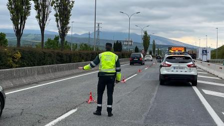 Un agente de la Guardia Civil, en el lugar del suceso