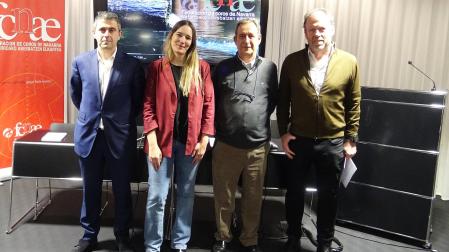 De izda. a dcha., Enrique Bretos, apoderado de SONAGAR; Amaya Flores, representante de Cederna-Garalur; el presidente de la FCNAE, Carlos Gorricho; y el anfitrión, el presidente del Colegio de Arquitectos Vasco Navarra, Santiago Iribarren.