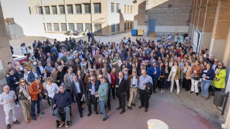Los asistentes a la fiesta del Día del Antiguo Alumno del Colegio San Francisco Javier (Jesuitas) de Tudela posaron juntos para una gran foto de familia