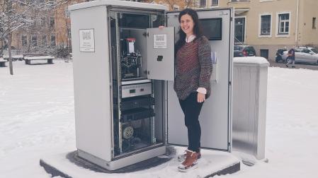 La investigadora Mónica González Alonso, junto al BAA500 (Bio Aerosol Analyzer), aparato que toma muestras de aire, les hace fotos, y cuenta y clasifica el polen que hay en ellas de manera automática

La investigadora Mónica González Alonso, junto al BAA500 (Bio Aerosol Analyzer), aparato que toma muestras de aire, les hace fotos, y cuenta y clasifica el polen que hay en ellas de manera automática. 

La investigadora Mónica González Alonso, junto al BAA500 (Bio Aerosol Analyzer), aparato que toma muestras de aire, les hace fotos, y cuenta y clasifica el polen que hay en ellas de manera automática.
