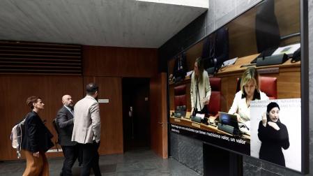 Los socialistas Chivite, Arasti y Alzórriz se dirigen al hemiciclo del Parlamento foral