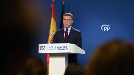 El líder del PP, Alberto Núñez Feijóo, durante la rueda de prensa ofrecida este jueves en la sede de la formación, en Madrid
