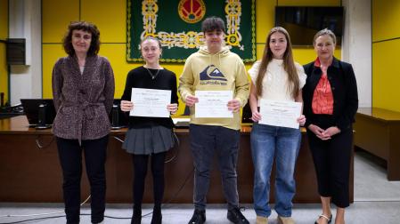 De izq. a dcha.: Cristina Bayona (vicerrectora de la UPNA), Adriana Escudero (San Cernin), Lucas Benito (El Huerto), Andrea Zalba (Liceo Monjardín) y Sandra Cavero (decana de la Facultad de CC. Económicas de la UPNA)