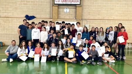 Promotores de la jornada sobre salud y deporte del IES Sierra de Leyre y alumnos de 6º de Primaria del colegio