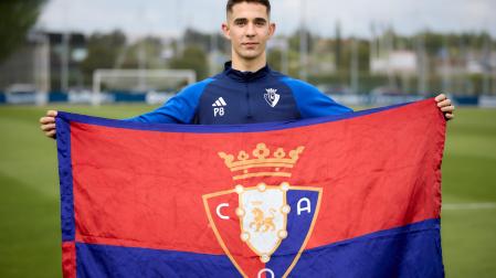 Asier Osambela, con una bandera de Osasuna ayer en las instalaciones de Tajonar