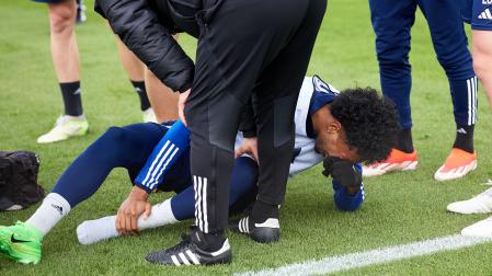 Mojica se retuerce de dolor tras recibir el impacto