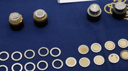 Parte del material incautado en el desmantelamiento del taller de fabricación de monedas falsas de 2 euros