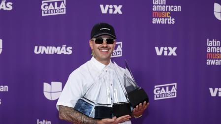 El cantante colombiano Feid posa con algunos de los premios