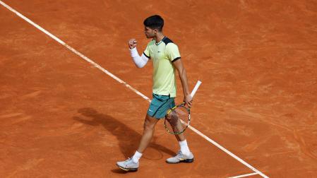 Carlos Alcaraz celebra un juego durante el partido en el Masters 1000 de Madrid