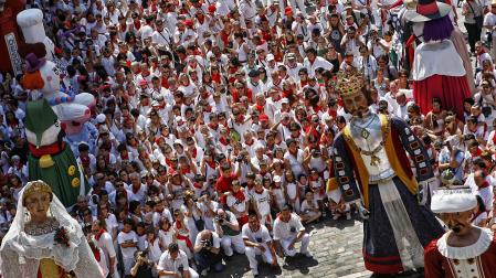 Imagen de los gigantes de Pamplona y Baiona durante San Fermín