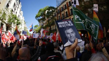 Simpatizantes trasladan su apoyo a Sánchez en los alrededores de Ferraz