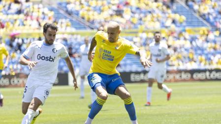 El defensa del Girona David López y el delantero de la Unión Deportiva Las Palmas Sandro Ramírez