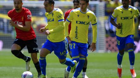 El delantero del Cádiz Juan Miguel Jiménez y el defensa eslovaco del Mallorca Martin Valjent