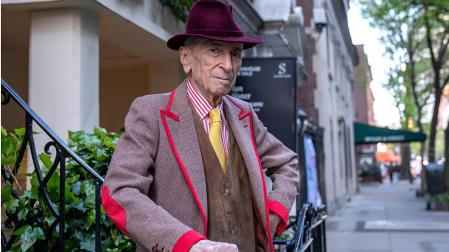 El escritor y periodista estadounidense Gay Talese posa durante una entrevista en su casa del exclusivo barrio del Upper East Side de Manhattan