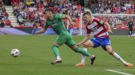 Iker Muñoz y Gerard Gumbau, en el partido Granada - Osasuna