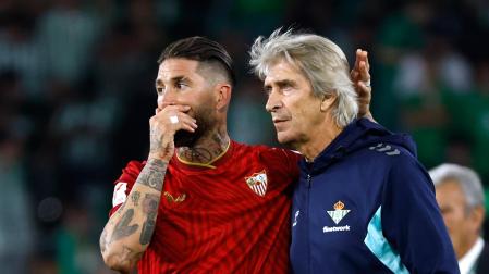 El entrenador del Betis Manuel Pellegrini (d) y el jugador del Sevilla Sergio Ramos, al término del partido
