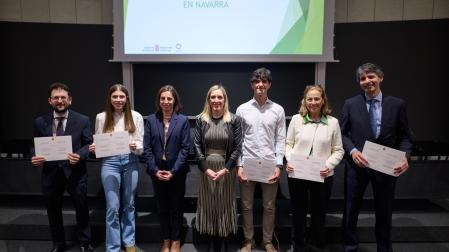La consejera Fanlo, con las y los premiados.