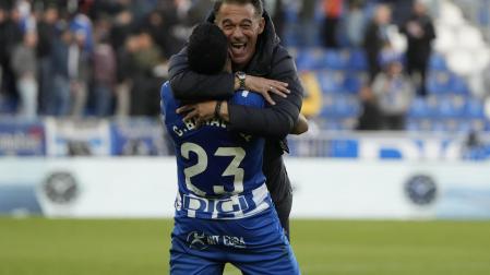 Luis García se abraza a Benavídez tras ganar al Atlético de Madrid