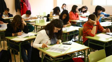Alumnos y alumnas de 2º de la ESO del IES Basoko, en una prueba de años anteriores.