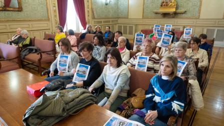 Varios vecinos asistieron a la sesión del pleno mostrando carteles en contra del cierre de las piscinas municipales Ciudad de Tudela. Tras el debate de la moción, varios de los presentes intentaron tomar la palabra, pero el alcalde, Alejandro Toquero (UPN), lo impidió emplazándoles a hacerlo en el turno reservado para ello al final del pleno, algo que molestó a los solicitantes, muchos de los cuales optaron por abandonar el salón de plenos.