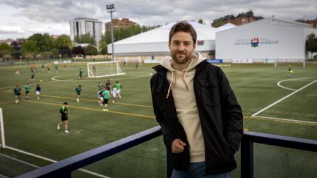 El capitán del San Juan, Ander Iriguíbel, en la grada de la Agrupación, vivió el domingo, con el descenso, uno de los momentos más duros