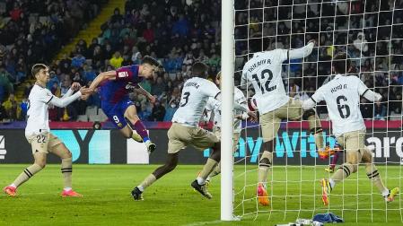 Roberto Lewandowski remata de cabeza el 3-2 en el segundo tiempo