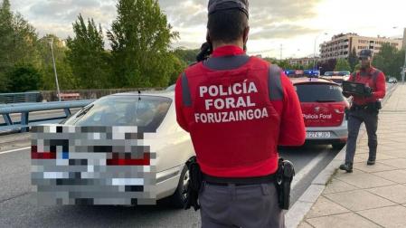 Los agentes, junto al vehículo detenido