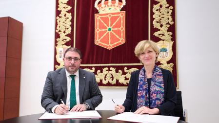 Unai Hualde y María Iraburu, en el momento de la firma del convenio de colaboración