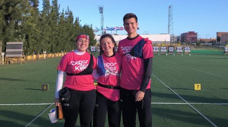 El equipo de la UPNA que participó en el Campeonato de España Universitario de Tiro con Arco. De izq. a dcha.: Jone Gaztelu, Iranzu Martínez y Jorge Dabán (plata)