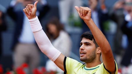 Carlos Alcaraz celebra el triunfo ante Struff en el Masters 1000 de Madrid.