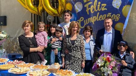 Adolfo De Carlos Zubiria, a la derecha de la imagen, rodeado de su familia durante el reconocimiento