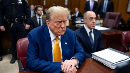 El expresidente Donald Trump con los ojos cerrados durante su juicio penal