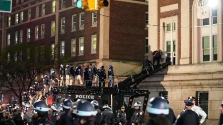 Policías de Nueva York acceden por una escalera de bomberos a uno de los edificios de la Universidad de Columbia