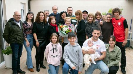 Participantes en el homenaje a la vecina centenaria de la Txantrea Herminia León Ruiz