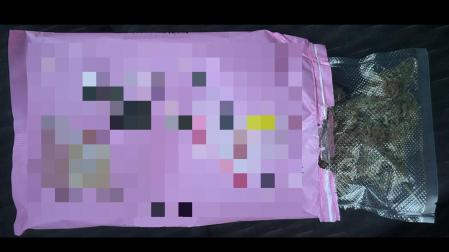 Imagen del envoltorio que contenía la bolsa con marihuana