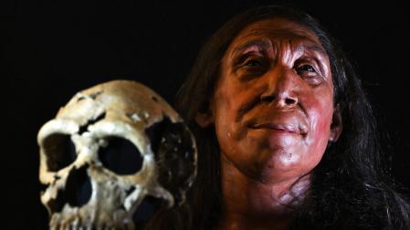 Reconstrucción del rostro de una mujer neandertal de unos 40 años gracias a restos óseos y las nuevas tecnologías