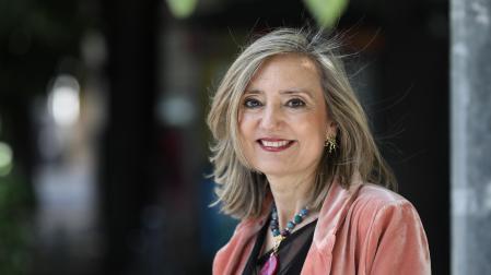 La sexta persona que preside UPN, segunda mujer en ocupar este cargo, Cristina Ibarrola, posa para este periódico en el exterior de la sede del partido, en la plaza Príncipe de Viana