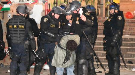 La policía arresta a decenas de estudiantes propalestinos acampados en la universidad de Los Ángeles