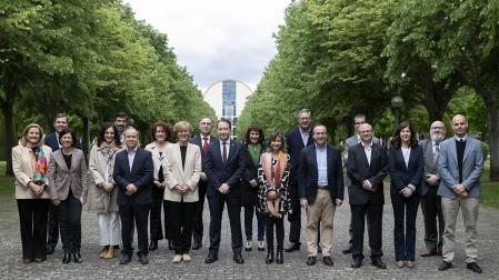 Los equipos de gobierno de la UPNA y de la Universidad de Navarra posan en el campus de Arrosadia