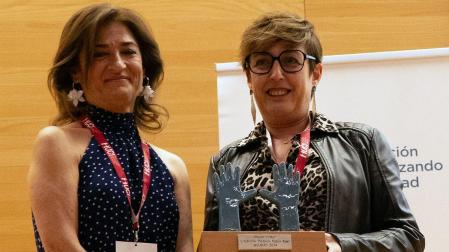 Geno Ochando (dcha.), presidenta del OMD, recoge el premio de manos de Inmaculada Romero Sánchez, secretaria general del Sindicato Médico de Córdoba