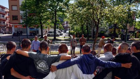 Algunos de los jóvenes del SD Gernika Club de fútbol que se han rapado el pelo en solidaridad con un compañero con cáncer